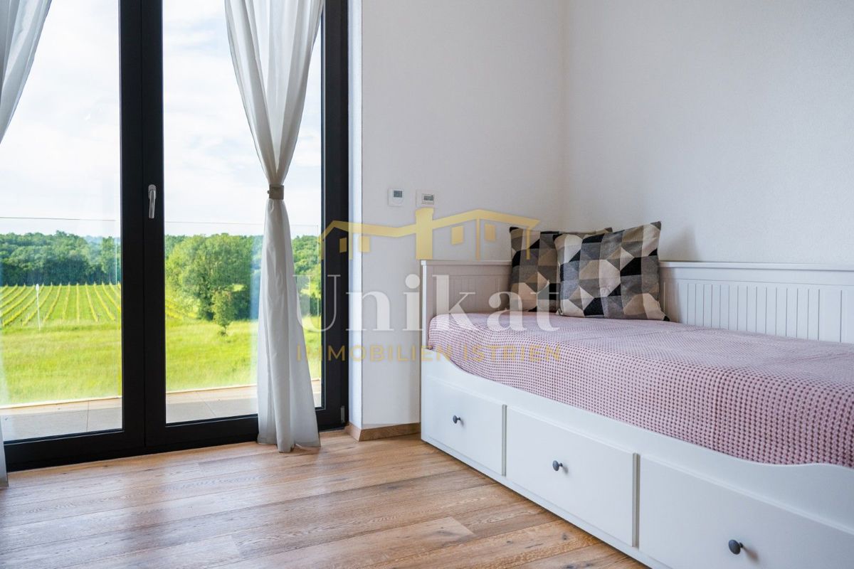 Luksuzna hiša z garažo v kleti - 3 km do morja